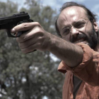 El actor Francis Quirós, que encarna a Luis, el maestro, en una de las escenas clave de la película, rodada hace pocos días en una dehesa extremeña.
