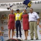 Francisco Palacio levanta el trofeo y el ramo de flores como líder provisional de la Vuelta a León