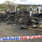 La policía investiga entre los restos la causa del incendio.