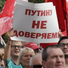 En San Petersburgo, un manifestante ruso contra la reforma de las pensiones sostiene un cartel en el que se lee: No confiamos en Putin.