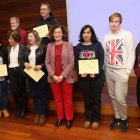 La alcaldesa y la edil de Turismo, con los voluntarios. L. DE LA MATA