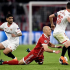 Robben cae ante Banega y Escudero