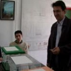 En la foto, el alcalde de Valencia de Don Juan, Juan Martínez Majo, votando