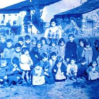 La muestra recopila cien años de imágenes. Escolares en la plaza del Palacio, en los años 40.