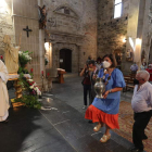 Misericordia Bello, presidenta de la DO Bierzo, y el párroco Jesús Álvarez, ofrecieron el primer mosto en el Monasterio de Carracedo. ANA F. BARREDO