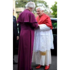 El arzobispo de Canterbury saluda a Benedicto XVI.