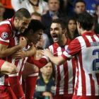 Mario Suárez, Adrián y Godín felicitan a Costa después del gol de penalti.