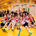 La selección de Castilla y León posa con sus trofeos.