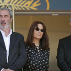 De izquierda a derecha, los productores de Le livre dimage, Fabrice Aragno, Mitra Farahani y Jean-Paul Battaggia, este jueves en el festival de Cannes.