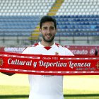 El lateral izquierdo Ángel García fue presentado como nuevo futbolista de la Cultural en el estadio Reino de León. Procede del Real Valladolid. MARCIANO PÉREZ