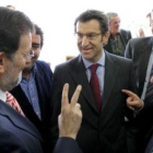 El presidente del PP, Mariano Rajoy, hace el gesto de la victoria a su homólogo gallego, Alberto Núñ