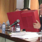 Gallego muestra una carpeta vacía como aportación del PP al presupuesto municipal.