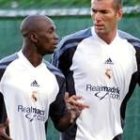 Zidane conversa con su compatriota Makelele en uno de los entrenamientos del Real Madrid