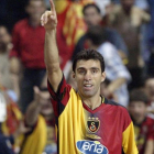 El exjugador de fútbol turco Hakan Sükür celebra un gol en agosto del 2003 con su equipo, el Galatasaray.