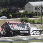 Estado en el que quedó uno de los dos camiones que se vieron implicados en el accidente en la A-6 en la recta de Almázcara. L. DE LA MATA