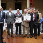 Los homenajeados, en el centro, junto al presidente de la Diputación y de la federación.