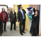 El alcalde y la directora de la guardería, descubren una placa en la inauguración.