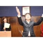 Nada más pronunciar su primer discurso como alcalde, Samuel Folgueral saludó a los asistentes con los brazos en alto y las manos abiertas.