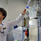 El profesor Chiaki Terashima desarrolla un fertilizante líquido creado con plasma artificial para las colonias espaciales. MARÍA ROLDÁN