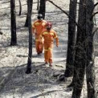 Dos bomberos realizan labores de control en la Sierra Calderona