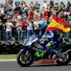 El bicampeón mundial de 250 cc. durante la vuelta de honor tras su triunfo en Phillipp Island