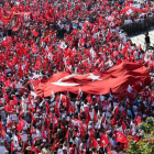 Asistentes a la manifestación convocada por el partido socialdemócrata CHP. TOLGA BOZOGLU