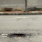 Uno de los baches que denuncia la asociación de vecinos Aljama .