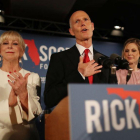 El Gobernador de Florida, Rick Scott, habla junto a su esposa, Ann Scott, y su hija, Alison Guimard.