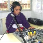 Uno de los niños que acuden al CRA de El Burgo Ranero, durante las prácticas de radio