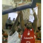 Damon Johnson observa a Hughes que busca un pase interior