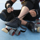 Una patinadora se ata los patines, FERNANDO OTERO