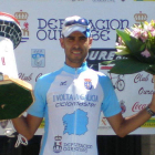 Cavero, con el trofeo de campeón de la Vuelta a Galicia.