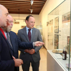 Jesús Julio Carnero, Joaquín Díaz y Carlos Villar, inaugurando ayer la exposición.