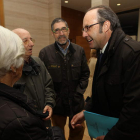 César Gavela (derecha) departe con un grupo de asistentes al acto en la Obra Social.