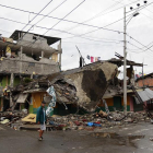 Un habitante de Pedernales (Ecuador), afectado por el terremoto registrado el sábado en la costa norte de Ecuador, busca entre las casas destruidas y los escombros.