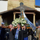 Las autoridades sacan la imagen de la Virgen de la iglesia al inicio de la procesión. MEDINA
