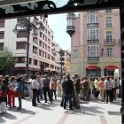 Un centenar de funcionarios se concentró ante el consistorio en sus 30 minutos de pausa.