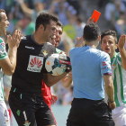 El defensa del Betis Juan Carlos provocó un penalti y fue expulsado a la media hora de partido