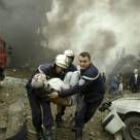 Varios bomberos intentan evacuar a los primeros heridos tras llegar al lugar del atentado en Argel