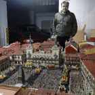 Luis García posa junto a una de las estructuras de la gran maqueta que desde el día 28 podrá verse en el Museo de Semana Santa de León