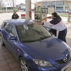 Un coche en una gasolinera.