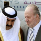 El emir de Catar y el rey, que reapareció con barba.