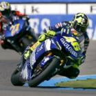 El piloto italiano Valentino Rossi toma una curva durante el primer entrenamiento libre en Assen