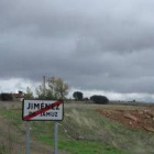 La parcela se sitúa junto a la carretera de La Bañeza a Camarzana