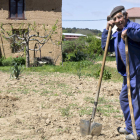 Un vecino de Santibáñez de Valdeiglesias trabajando en su huerta. El elemento humano está muy presente en la obra.