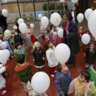 Los niños y niñas de la escuela infantil de San Andrés soltaron cien globos para celebrar este día