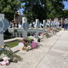 Cruces en la plaza central de Uvalde en memoria de los 19 niños y dos profesores asesinadas. LUCÍA LEAL