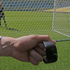 Reloj que recibe avisos de cámaras en los estadios para confirmar el cruce del balón en la línea de gol. A.L.C.
