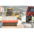 Las máquinas siguen trabajando a pleno rendimiento para acabar el reasfaltado en el tramo a su paso