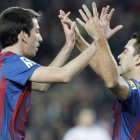 Cuenca y Xavi celebran un gol del Barça.